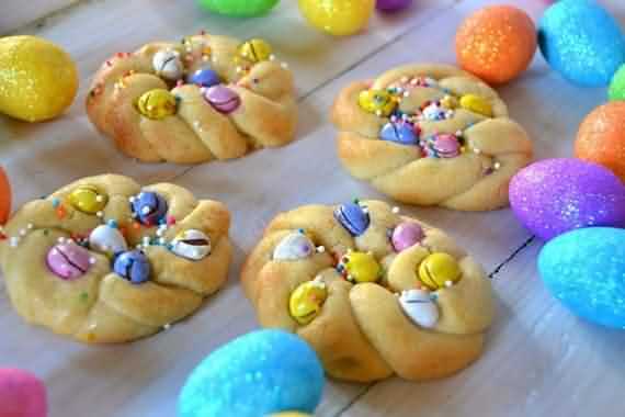 Easter Bread With Colored Eggs , Easter , Bread With Colored Eggs , Easter Bread , Colored Eggs , Bread , Eggs
